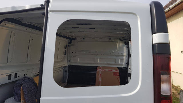 Porte arrière d'un Renault trafic L2H1 dont la partie haute a été découpée.