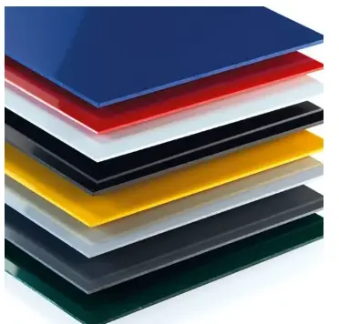 PVC rigide, également appelé PVC-U. La surface de ce produit est lisse et brillante et présente plusieurs coloris possibles. C’est un produit qui possède un classement feu M1. Le panneau Komadur® ES est résistant aux chocs. Les panneaux en PVC brillant Komadur® sont 100% recyclables. Ces panneaux existent en différentes épaisseurs : 1mm, 2mm ou 3mm.