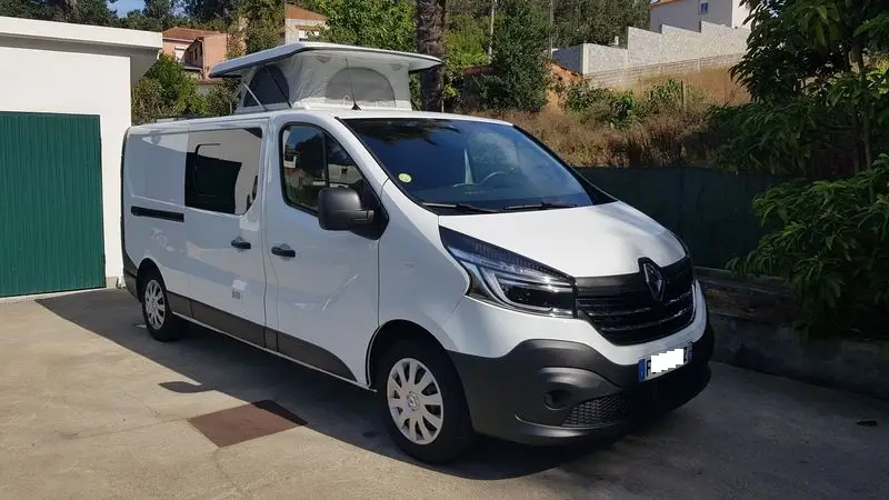 Van Renault avec un toit relevable sur le toit, parfait pour les excursions en plein air hors réseau.