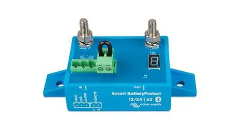 Appareil Smart Battery Protect Victron avec affichage numérique. Il comporte plusieurs connecteurs et des étiquettes imprimées indiquant l'entrée et la sortie.