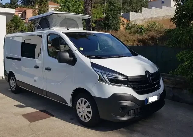 Van Renault avec un toit relevable sur le toit, parfait pour les excursions en plein air hors réseau.