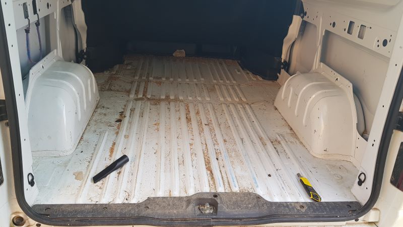 Avant de transformer son Renault Trafic cabine approfondie en van aménagé, un nettoyage en profondeur est essentiel.