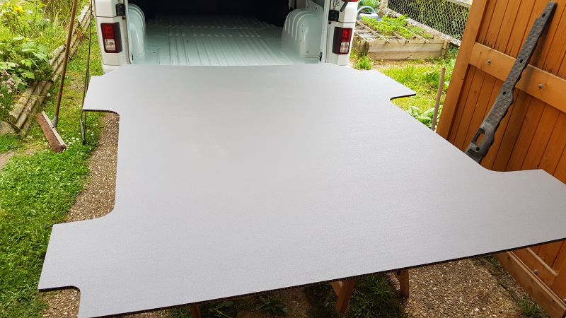 Utlisation de panneau en Pvc léger et robuste pour réduire le poids dans l'aménagement du Renault trafic