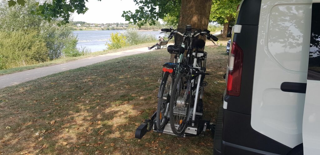Porte-vélo coulissant fixé à l’arrière d’un Renault trafic.